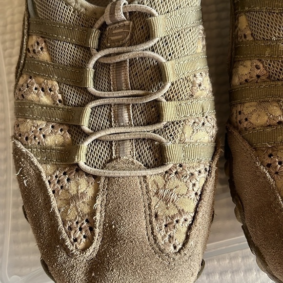 Skechers tan sneakers with lace and ribbon tops w loops for decoration. Size 7. - Picture 9 of 9